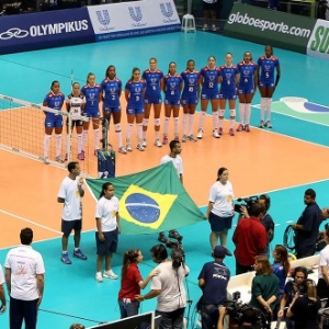 07.abr.2013- Enfileiradas, jogadoras do Sollys/Nestlé (e.) e do Unilever cantam o hino nacional antes da final da Superliga Feminina - Luiz Doro/adorofoto