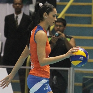 07.abr.2013- Jaqueline, do Sollys/Nestlé, se prepara para o saque na final da Superliga Feminina contra o Unilever - Divulgação/VIPCOMM