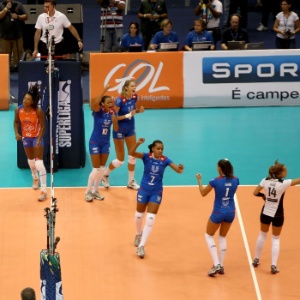 07.abr.2013- Jogadoras do Unilever comemoram ponto marcado sobre o Sollys/Nestlé na final da Superliga Feminina - Luiz Doro/adorofoto