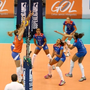 07.abr.2013- Thaísa e Adenízia bloqueiam atacaque do Unilever na final da Superliga Feminina - Luiz Doro/adorofoto