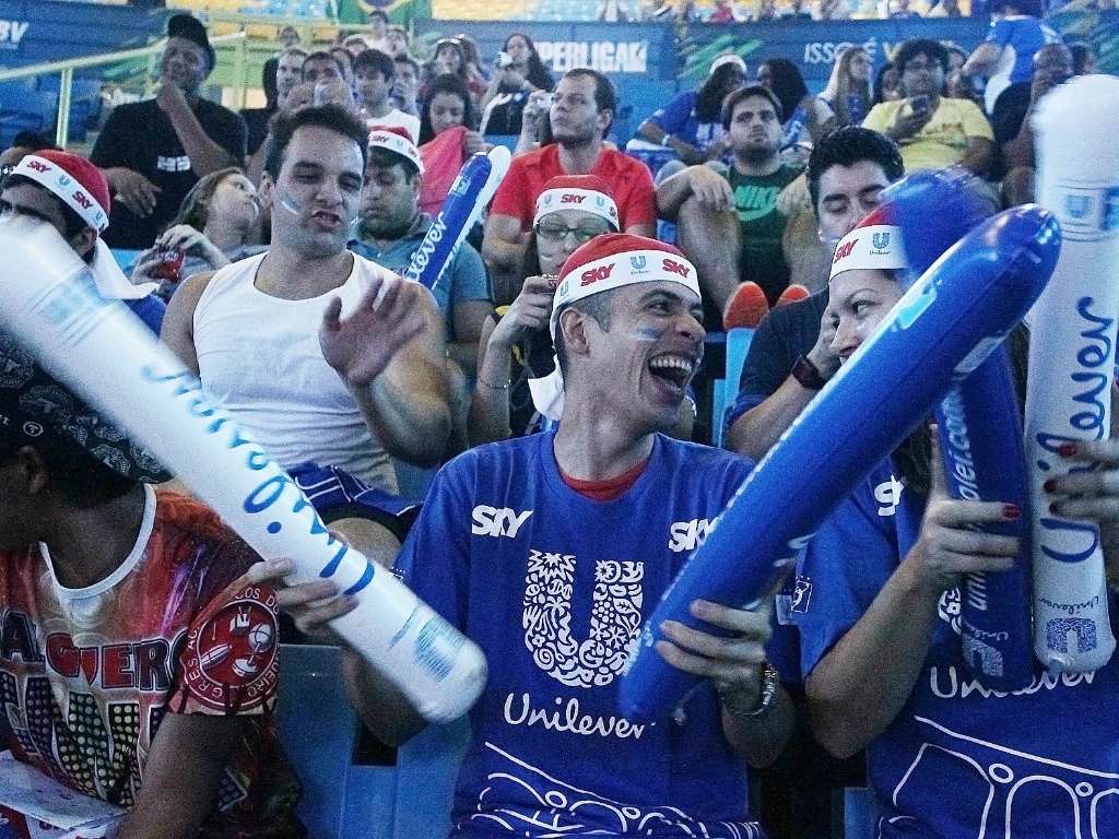 07.abr.2013- Torcedores do Unilever incentivam a equipe das arquibancadas do ginásio do Ibirapuera em São Paulo - Divulgação/VIPCOMM