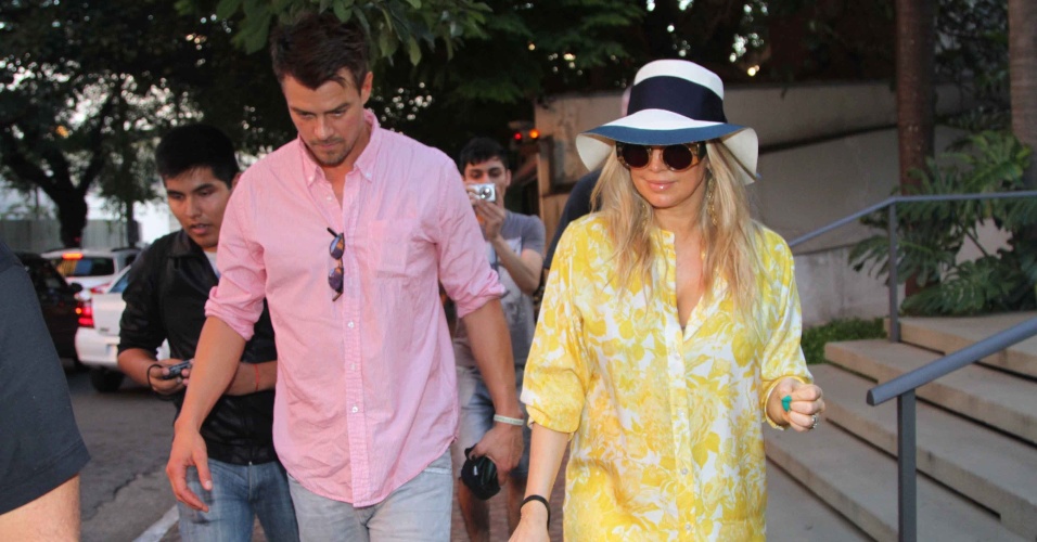 6.abril.2013 - A cantora Fergie e o marido, o ator Josh Duhamel, almoçam em restaurante e vão a pé para o hotel. No caminho, o casal atende os fãs