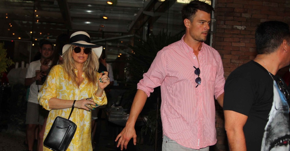 6.abril.2013 - A cantora Fergie e o marido, o ator Josh Duhamel, almoçam em restaurante e vão a pé para o hotel. No caminho, o casal atende os fãs