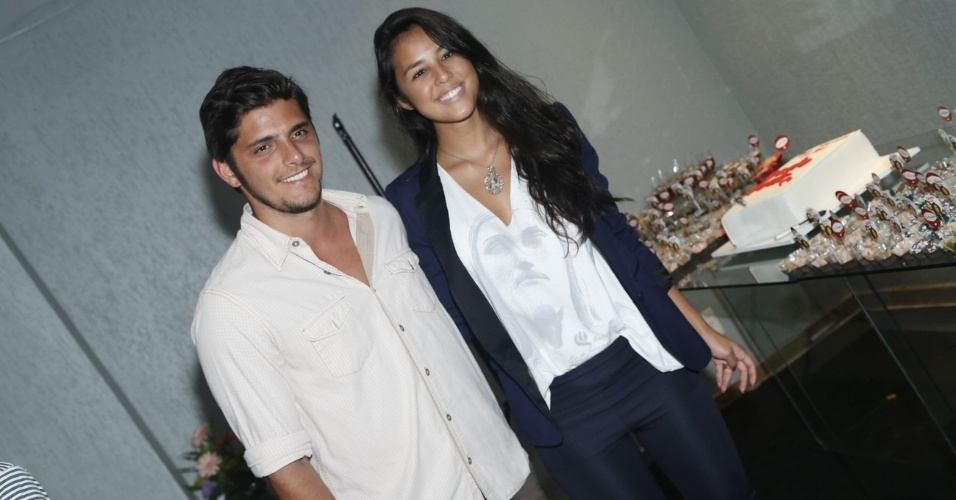 6.abril.2013 - Bruno Gissoni e a namorada Yanna Lavigne vão à festa de aniversário de 39 anos de Nívea Stelmann em uma casa de festas no Rio de Janeiro