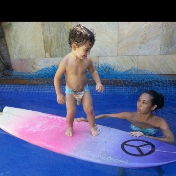 7.abr.2013 - Daniele Suzuki ensina o filho a surfar na piscina