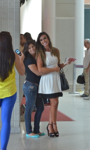 7.abr.2013 - Nicole Bahls tira foto com fã em aeroporto do Rio