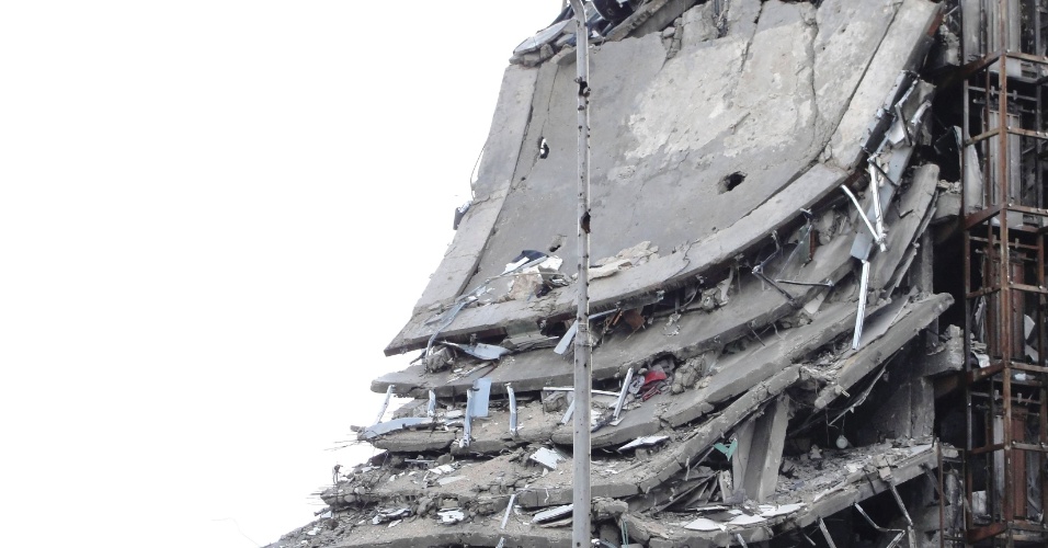7.abr.2013 - Prédio destruído em Homs, na Síria, em foto divulgada neste domingo (7)