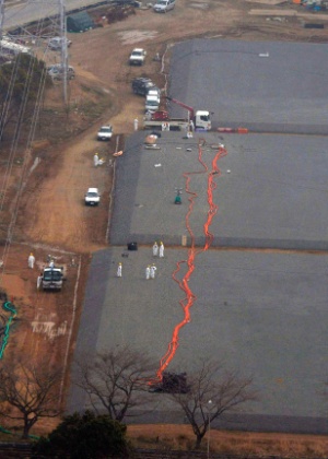 Vista aérea mostra um dos tanques reservatórios onde 120 toneladas de água radioativa vazaram da empresa Tokyo Electric Power (Tepco), controladora da usina de Fukushima, no Japão