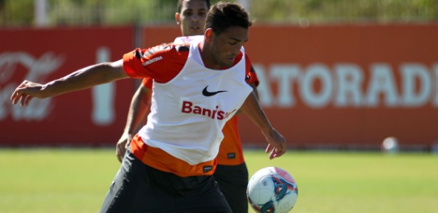 Gilberto voltou antes do fim do empréstimo junto ao Sport, mas não convenceu o Inter - Dani Barcellos/Preview.com