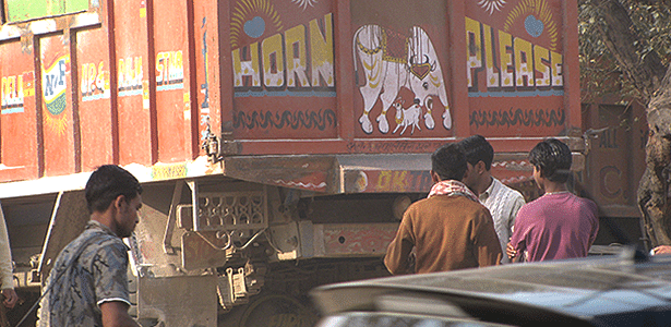 Caminhão com a inscrição "Buzine, por favor" na Índia; país é campeão de buzinadas e acidentes - Cícero Lima/UOL