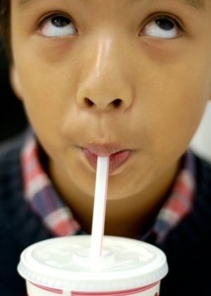 Crianças tomam bebidas com açúcar para aliviar o estresse com a separação dos pais - Thinkstock