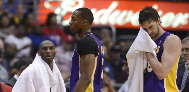 Kobe Bryant, Dwight Howard e Pau Gasol lamentam derrota dos Lakers para os Clippers - EFE/EPA/MICHAEL NELSON CORBIS