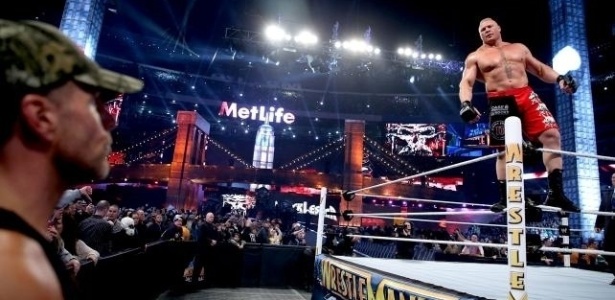 Brock Lesnar (à direita) é o atual campeão dos pesos-pesados da WWE - Divulgação