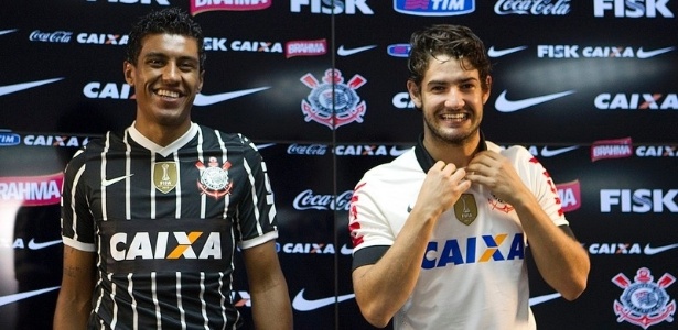 Paulinho e Pato vestem novas camisas do Corinthians  - Daniel Augusto Jr./Ag. Corinthians