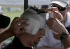 Torcedor leva bolada de golfe na cabeça e desaba no chão sangrando - REUTERS/Mark Blinch