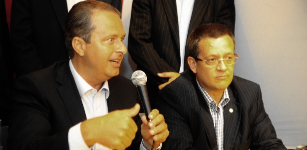 O governador de Pernambuco, Eduardo Campos (à esquerda), participou nesta segunda-feira (8), em Porto Alegre, da celebração do aniversário do deputado federal Beto Albuquerque (à direita) - Jean Schwarz/Agência RBS