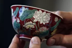 Tigela de porcelana chinesa do período Kangxi mostrada após ser vendida por US$ 9,5 milhões na casa de leilões Sotheby"s em Hong Kong. - REUTERS/Bobby Yip