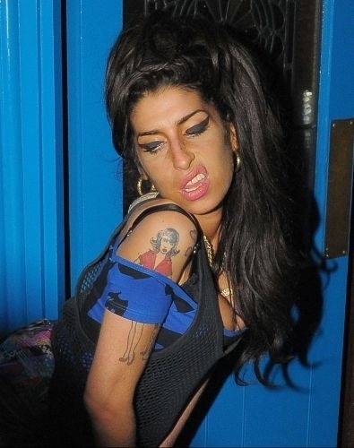 A cantora Amy Winehouse se internou algumas vezes em clínicas de reabilitação. A última vez foi em maio de 2011, quando ficou internada por uma semana. Saiu de lá e seu representante disse que ela continuaria o tratamento do lado de fora. A cantora morreu aos 27 anos em julho de 2011