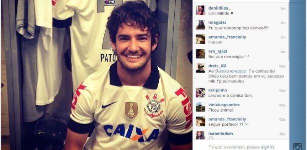 Nova camisa do Corinthians tem gola e detalhes em preto nas mangas - Reprodução/Instagram/@alexandrepato_7