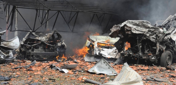 Veículos ficam completamente destruídos em local onde um carro-bomba explodiu em Damasco