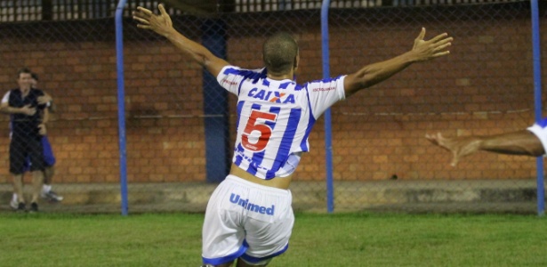 Eduardo Costa comemora seu gol na vitória de virada do Avaí sobre o Figueirense