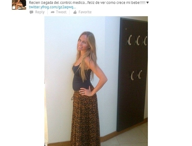 Fev.2013 - Ex-tenista argentina Gisela Dulko mostra barriga de gravidez no Twitter após voltar do consultório médico - Reprodução/Twitter