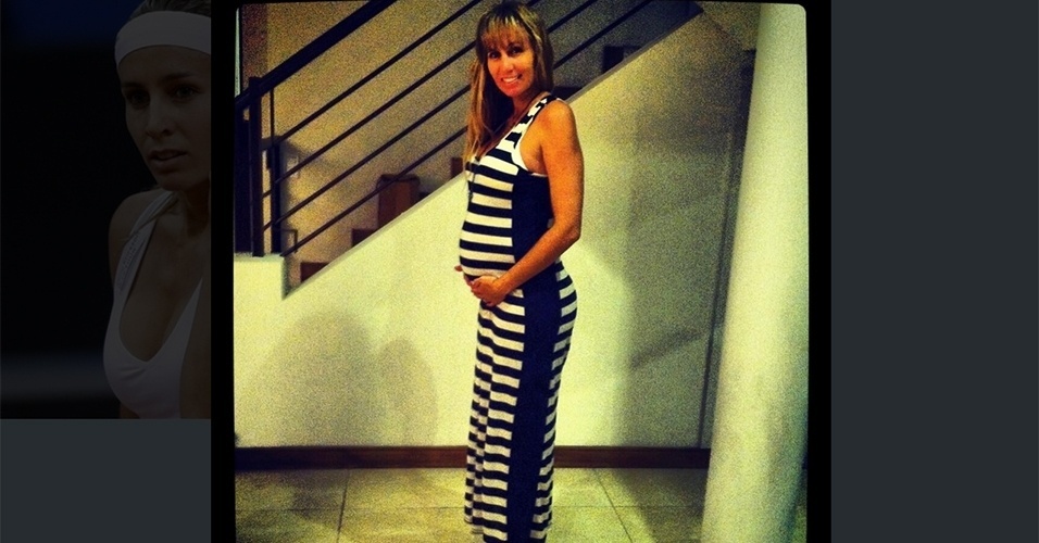 Fev.2013 - Ex-tenista argentina Gisela Dulko posa grávida de vestido e escreve no Twitter: "Meu mini Gago" - Reprodução/Twitter