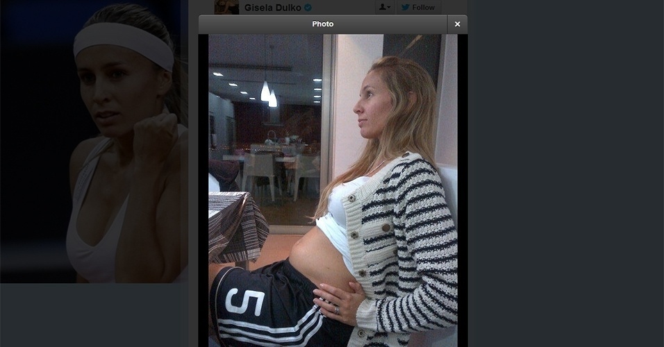 Jan.2013 - Após descobrir que está grávida de Fernando Gago, ex-tenista argentina Gisela Dulko posta foto usando calção do jogador e mostrando a barriga - Reprodução/Twitter