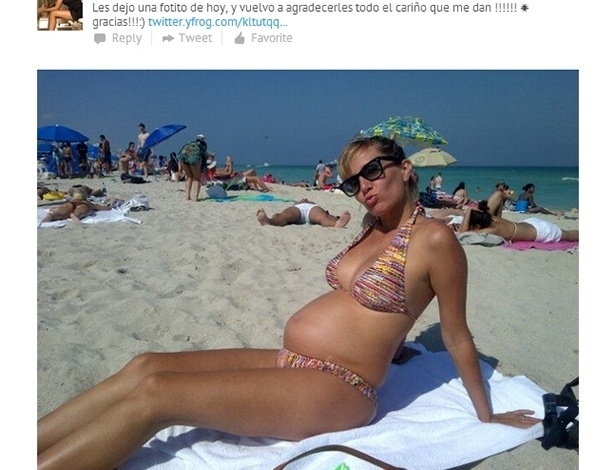 Mar.2013 - De biquíni na praia, ex-tenista argentina Gisela Dulko exibe sua barriga de gravidez - Reprodução/Twitter