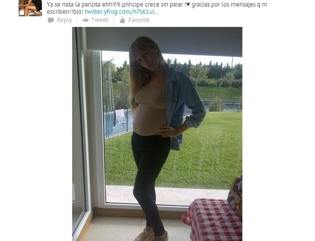Mar.2013 - Grávida do jogador Fernando Gago, ex-tenista argentina Gisela Dulko faz pose nas redes sociais - Reprodução/Twitter
