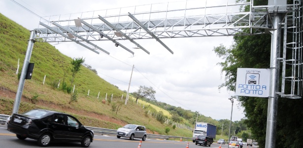 Veículos passam sob sistema de pedágio Ponto a Ponto no interior de São Paulo, que prevê cobrança proporcional da tarifa de pedágio de acordo com a distância percorrida - Divulgação