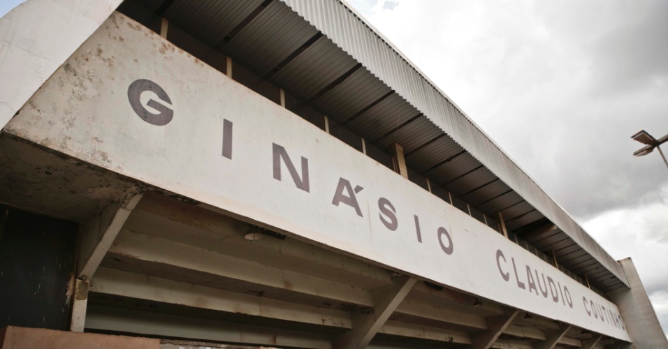02.abr.2013 - O Ginásio Nilson Nelson está abandonado e interditado há muitos anos no Complexo Esportivo Ayrton Senna: sem prazo nem projeto para recuperação