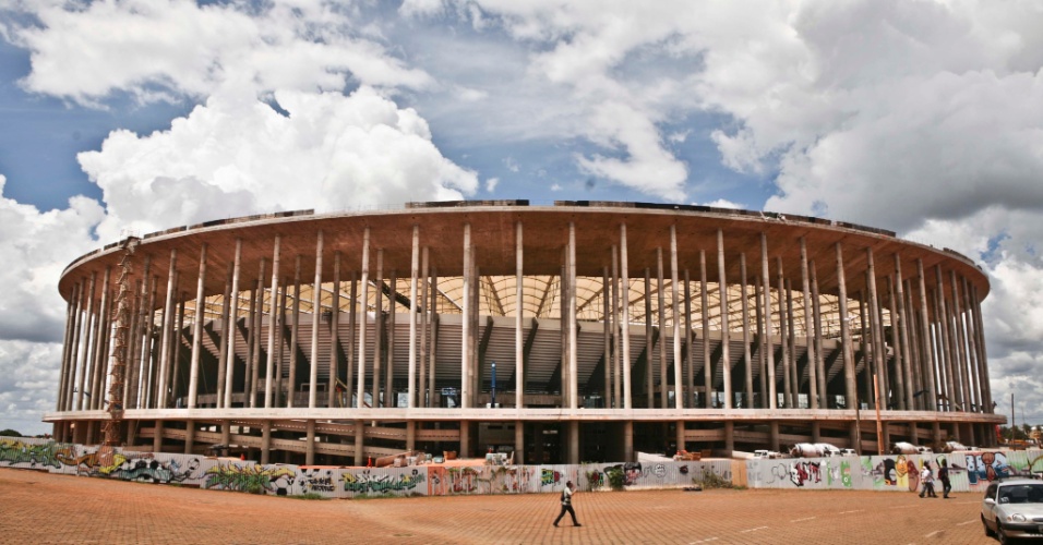 02.abr.2013 - Estádio Nacional Mané Garrincha: construído para a Copa de 2014 por R$ 1,5 bilhão em meio a um complexo esportivo abandonado