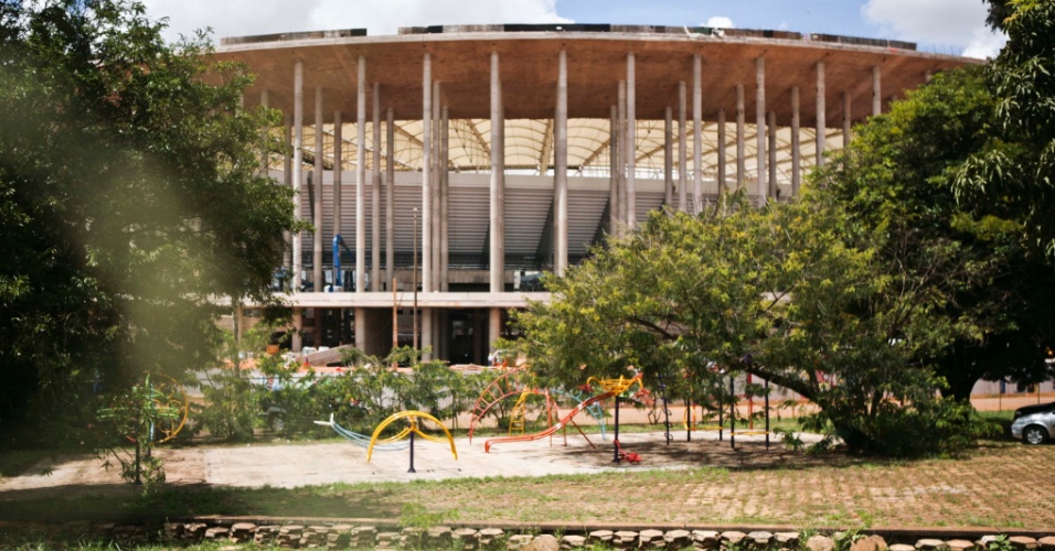 02.abr.2013 - Estádio Nacional Mané Garrincha: construído para a Copa de 2014 por R$ 1,5 bilhão em meio a um complexo esportivo abandonado