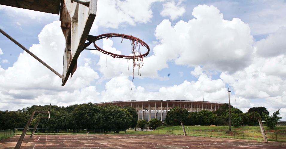 02.abr.2013 - As quadras de basquete do complexo esportivo estão em estado lamentável