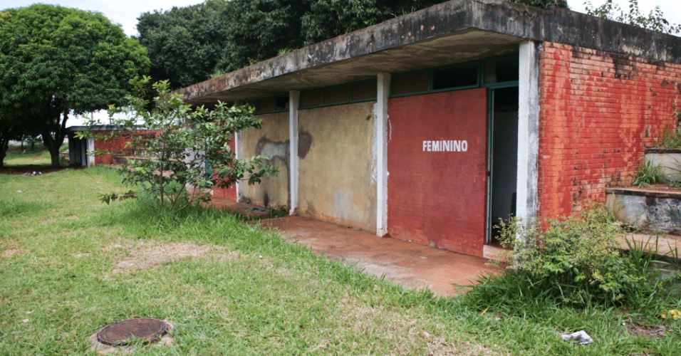 02.abr.2013 - Os banheiros públicos do complexo esportivo onde é construído o estádio da Copa de 2014 em Brasília está abandonado