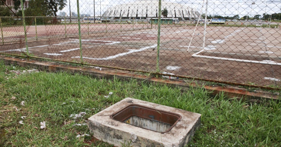 02.abr.2013 - Os buracos e bueiros abertos estão por toda parte no Complexo Esportivo Ayrton Senna, em Brasília, onde é construído o estádio para a Copa de 2014.