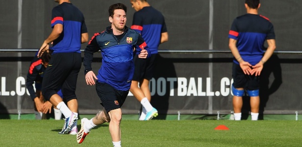 Messi treinou normalmente, mas ainda não está confirmado entre os titulares do Barça - EFE/Toni Albir