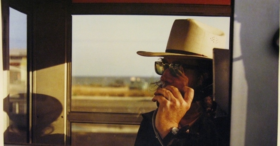 09.abr.2013 - Aristocrata do Estado de Mississippi (sul dos EUA), apaixonado por armas, bebida e mulheres, Eggleston trouxe cor ao mundo da fotografia; acima, foto de 1974, "Walter Hopps na cabine telefônica" - Eggleton Artistic Trust