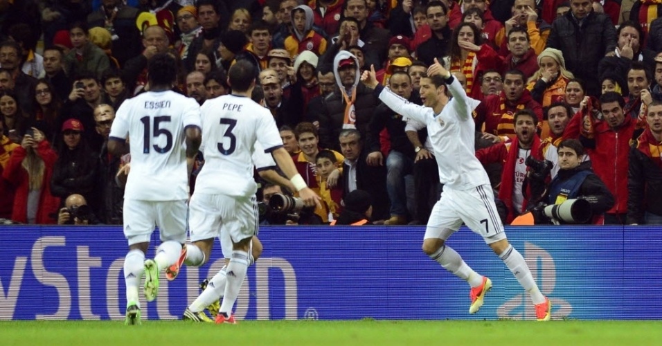 09.abr.2013 - Cristiano Ronaldo comemora após abrir o placar para o Real Madrid contra o Galatasaray na Turquia - Javier Soriano/AFP