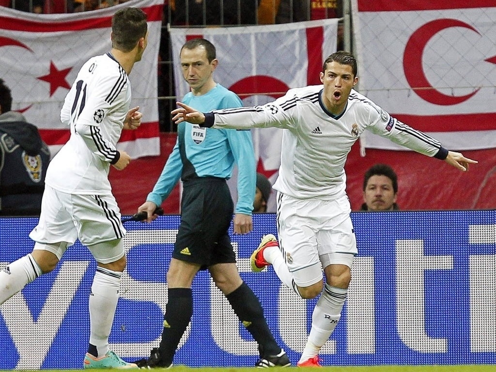 09.abr.2013 - Cristiano Ronaldo corre para comemorar gol do Real Madrid contra o Galatasaray na Turquia - Sedat Suna/EFE
