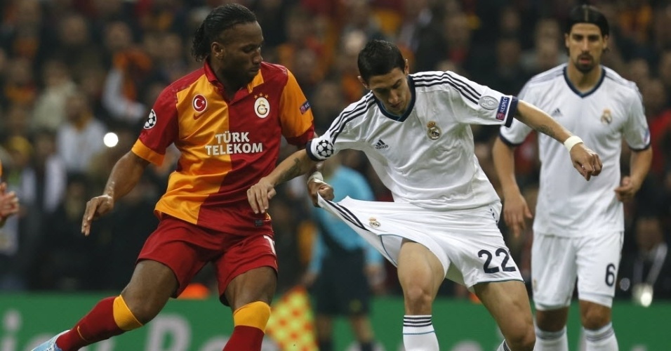 09.abr.2013 - Didier Drogba puxa o calção de Angel Di María durante duelo entre Galatasaray e Real Madrid na Turquia - Thanassis Stavrakis/AP
