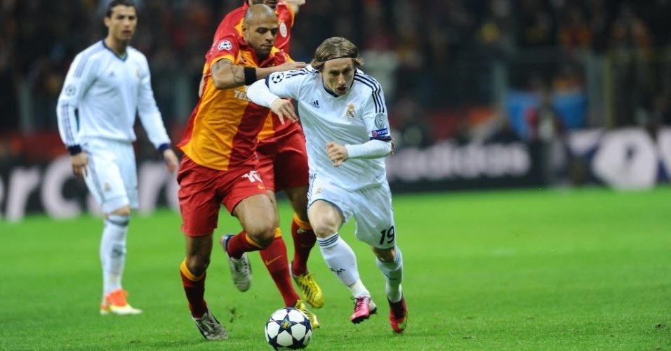 09.abr.2013 - Felipe Melo tenta conter o avanço do croata Luka Modric durante jogo de volta entre Galatasaray e Real Madrid na Turquia pelas quartas de final da Liga dos Campeões da Europa - Bulent Kilic/AFP