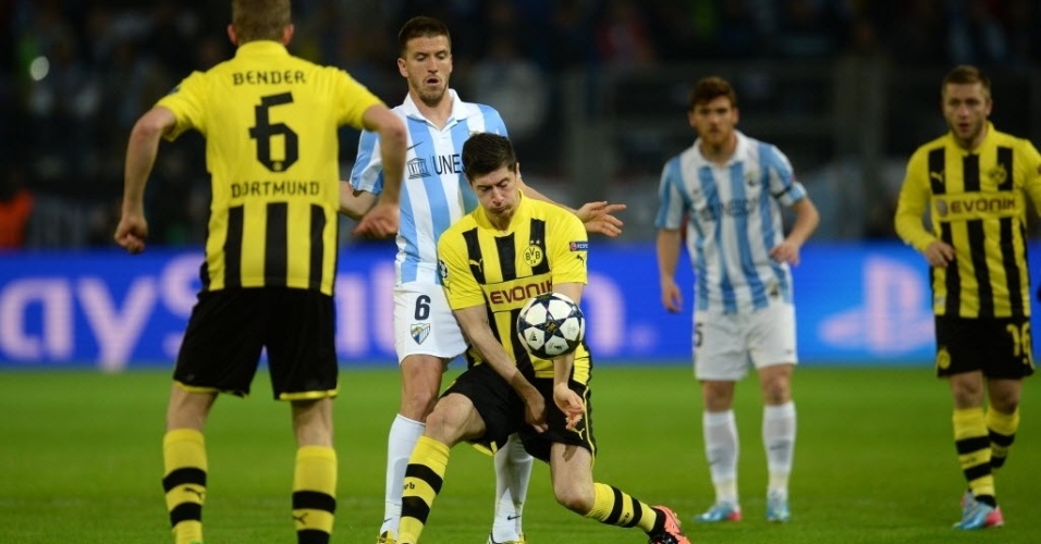 09.abr.2013 - Robert Lewandowski, do Borussia Dortmund, domina a bola de "manchete" durante jogo de volta contra o Málaga na Alemanha pelas quartas de final da Liga dos Campeões - Patrik Stollarz/AFP