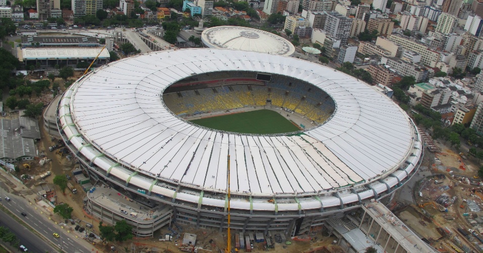 09.abr.2013 - Vista aérea do Maracanã mostra conclusão da instalação das lonas da cobertura do estádio