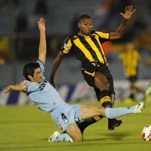 09.abr.2013 - Zalayeta, do Peñarol, faz jogada na partida contra o Deportes Iquique pela Libertadores - AFP PHOTO/ Miguel ROJO