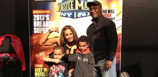 Torcedor Craig Sullivan e seus filhos posam para foto com lutadora antes do WrestleMania 29 - Rodrigo Farah/UOL Esporte