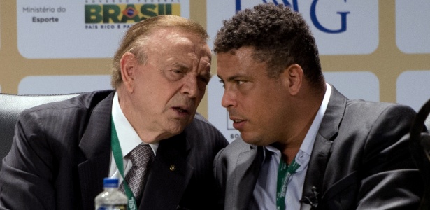Marin conversa com Ronaldo durante evento, em novembro de 2012