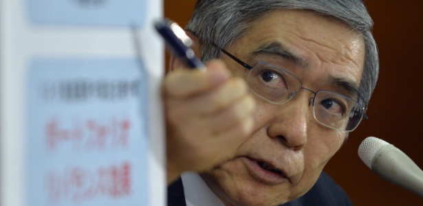 O novo presidente do Banco Central japonês, Haruhiko Kuroda, concede sua primeira entrevista coletiva na sede da instituição - Franck Robichon/Efe
