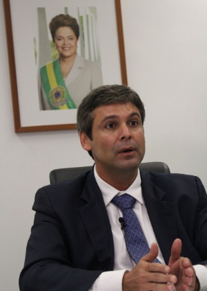 Senador Lindbergh Farias (PT-RJ) durante entrevista em seu gabinete em Brasília em abril - Kleyton Amorim/UOL